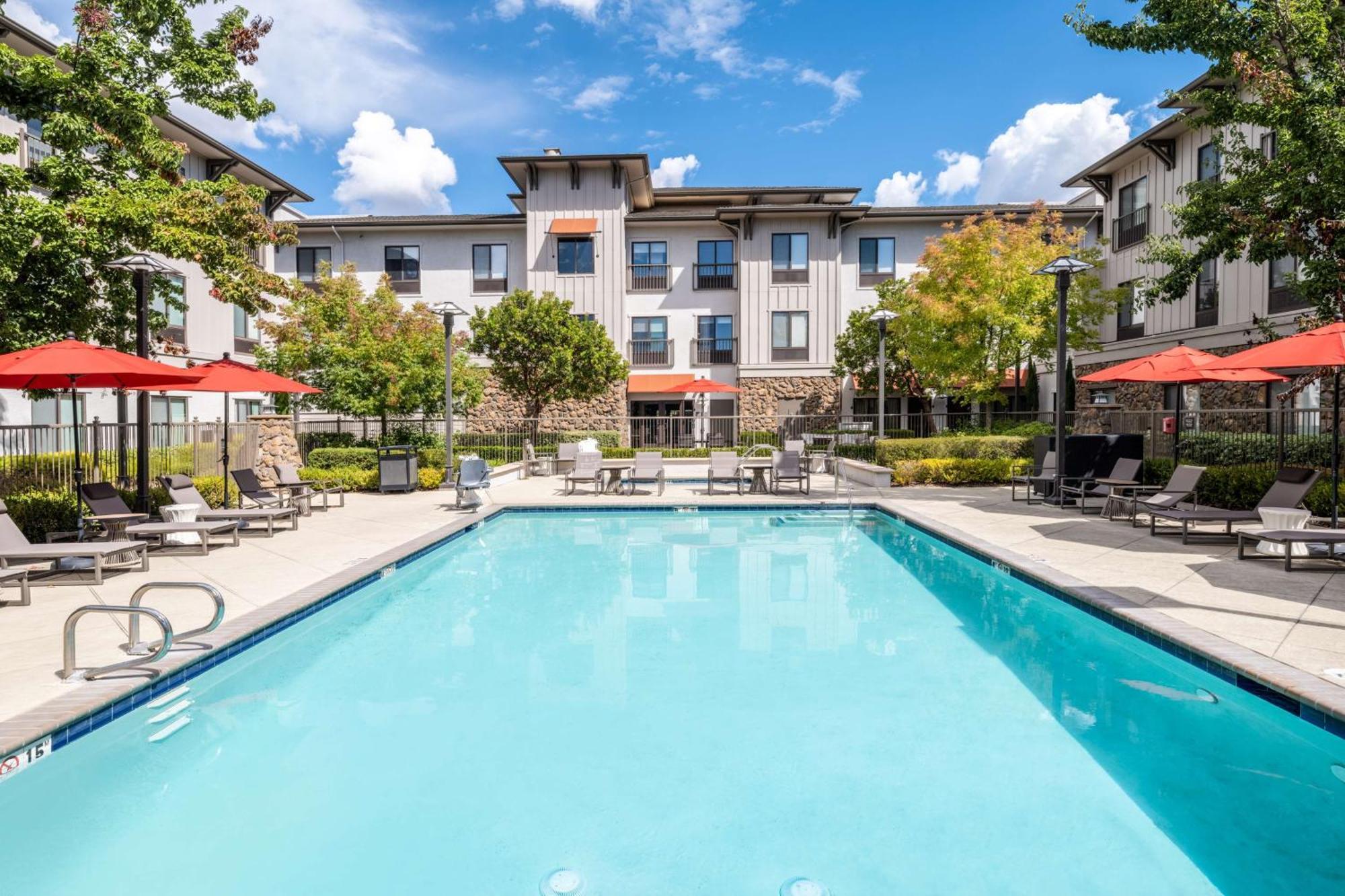 Hampton Inn & Suites Windsor-Sonoma Wine Country Extérieur photo