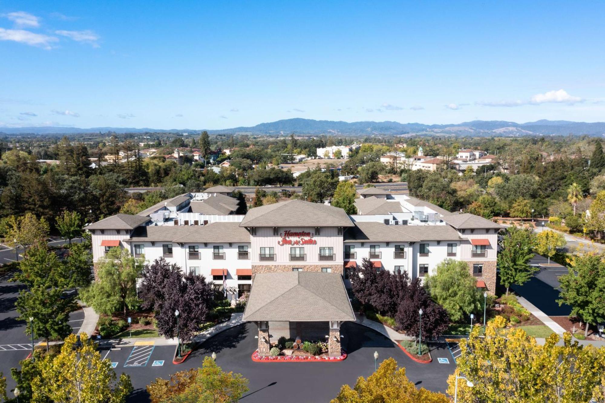 Hampton Inn & Suites Windsor-Sonoma Wine Country Extérieur photo